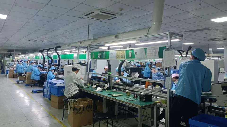 Trabajadores de fábrica de electrónica