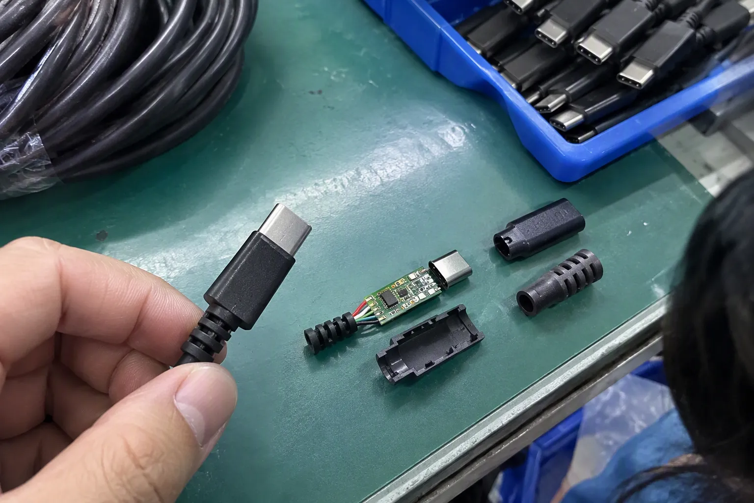 USB-C: a symmetrical shape with many possible functions (from section: USB-C: a symmetrical shape with many possible fun