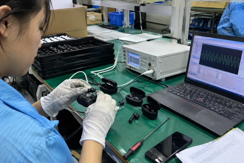 Auriculares de traducción sin conexión: dónde ocurre realmente el procesamiento: fotografía realista del producto y del banco de trabajo - Destacados