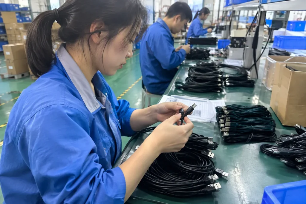 Guía de venta al por mayor de cables USB para importadores y distribuidores: fotografía realista de productos y bancos de trabajo — Destacados